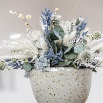 Élégance en bleu et blanc : composition de fleurs séchées aux accents d'eucalyptus 9
