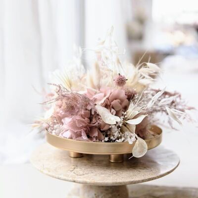 Belleza eterna: arreglo de flores secas rosas y blancas con elegancia romántica
