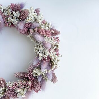 Élégance douce : couronne de fleurs séchées aux tons violets et naturels 2