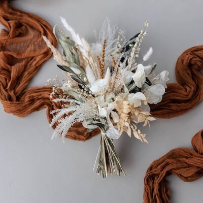 Bellezza eterna: bouquet da sposa di fiori secchi con ranuncoli e rami di ulivo
