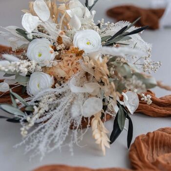 Beauté éternelle : bouquet de mariée en fleurs séchées avec renoncules et branches d'olivier 4