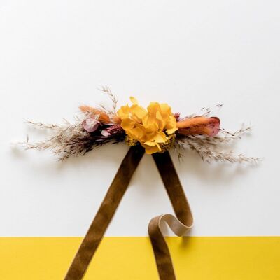 Vibrant hat band with dried flowers in yellow and brown, with a rust-colored highlight