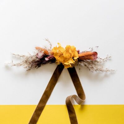 beschwingtes Hutband Trockenblumen in Gelb und Braun, mit rostfarbigem Highlight