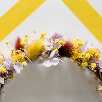 bandeau joyeux fleurs séchées en jaune et marron, contrastées avec du blanc 2