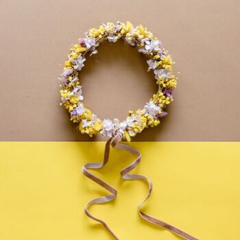 Couronne de cheveux fleurs séchées en jaune et marron, contrastées avec du blanc 1