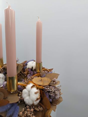 Magie automnale : Votre couronne de l'Avent de fleurs séchées en marron-violet à pois blancs 5