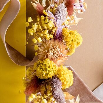 Bande de chapeau fleurs séchées en jaune et marron, contrastées avec du blanc 2