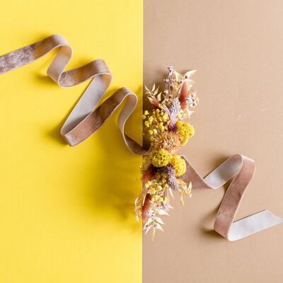 Banda para sombrero con flores secas en amarillo y marrón, en contraste con el blanco.