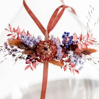 kontrastreiches Hutband Trockenblumen in einer Kombination aus Blau- und Rosatönen