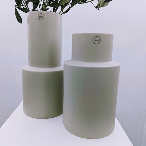 Oblong Vase: Schlichte Eleganz von Designerin Halina Fritsch in Grau/Beton