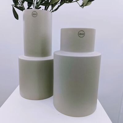 Vase oblong : élégance simple de la designer Halina Fritsch en gris/béton