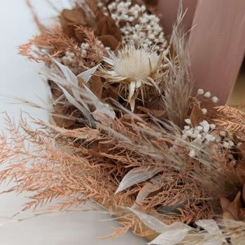 Joies tactiles d'automne : couronne d'hortensias avec chardons en marron et blanc 3