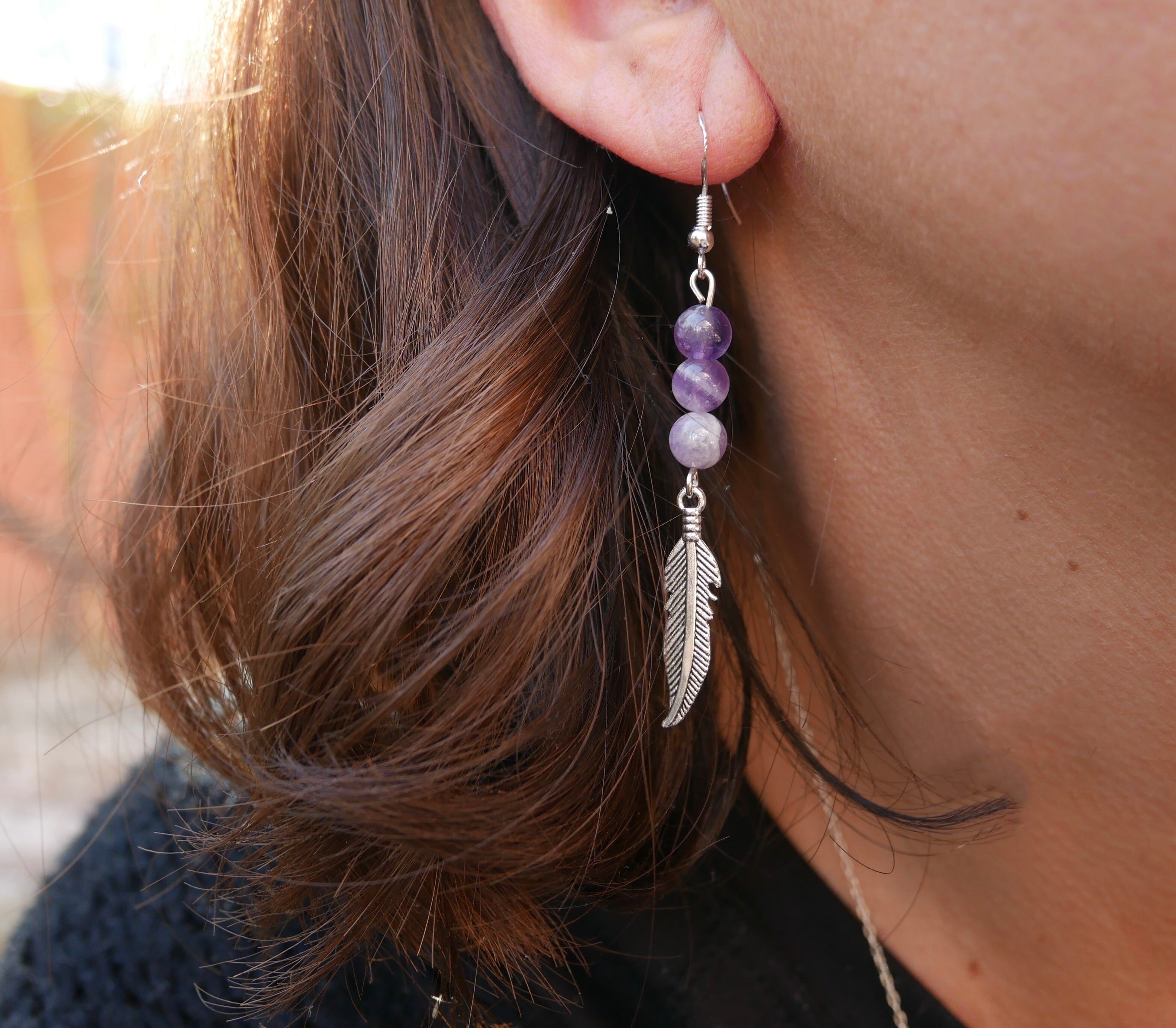 Orecchini pendenti con 3 palline di Ametista naturale chevron e ciondolo piuma, Made in France