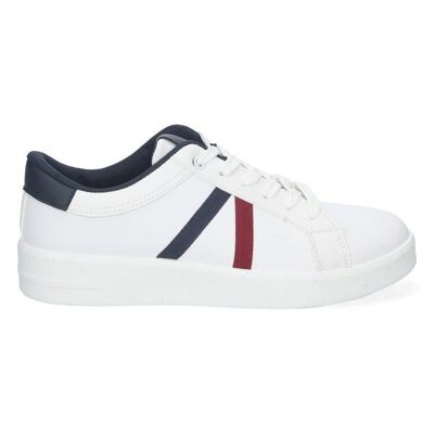 White casual sneaker with laces