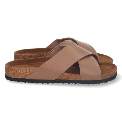 Flat sandal with crossed blades in camel color