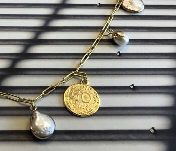 Collier en acier inoxydable avec breloques en perles d'eau douce et pièce en or. 3