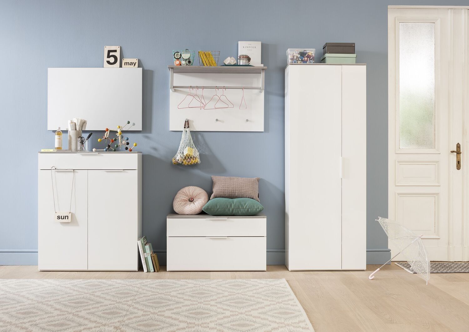 COMPOSAD | Kompletter Eingangsbereich der GALAVERNA-Linie, Set mit 5 Möbeln, Spiegel, Schuhregal, Kleiderbügel, Kleiderschrank, moderne Eingangsmöbel, Zementfarbe und weiß lackiert, hergestellt in Italien