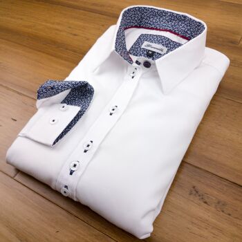 Chemise blanche Grenouille avec détails bleu marine et petites fleurs blanches 4