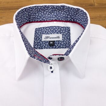 Chemise blanche Grenouille avec détails bleu marine et petites fleurs blanches 5