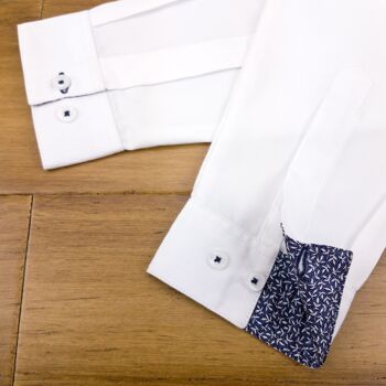 Chemise blanche Grenouille avec détails bleu marine et petites fleurs blanches 6