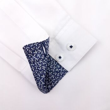 Chemise blanche Grenouille avec détails bleu marine et petites fleurs blanches 7