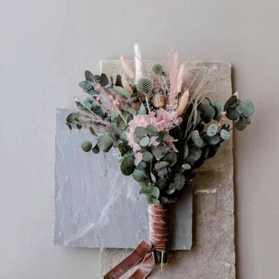 Natural splendor: unique bridal bouquet made of dried flowers, eucalyptus & thistle