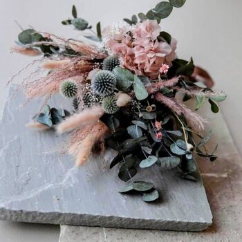 Splendeur naturelle : bouquet de mariée unique composé de fleurs séchées, d'eucalyptus et de chardon 2