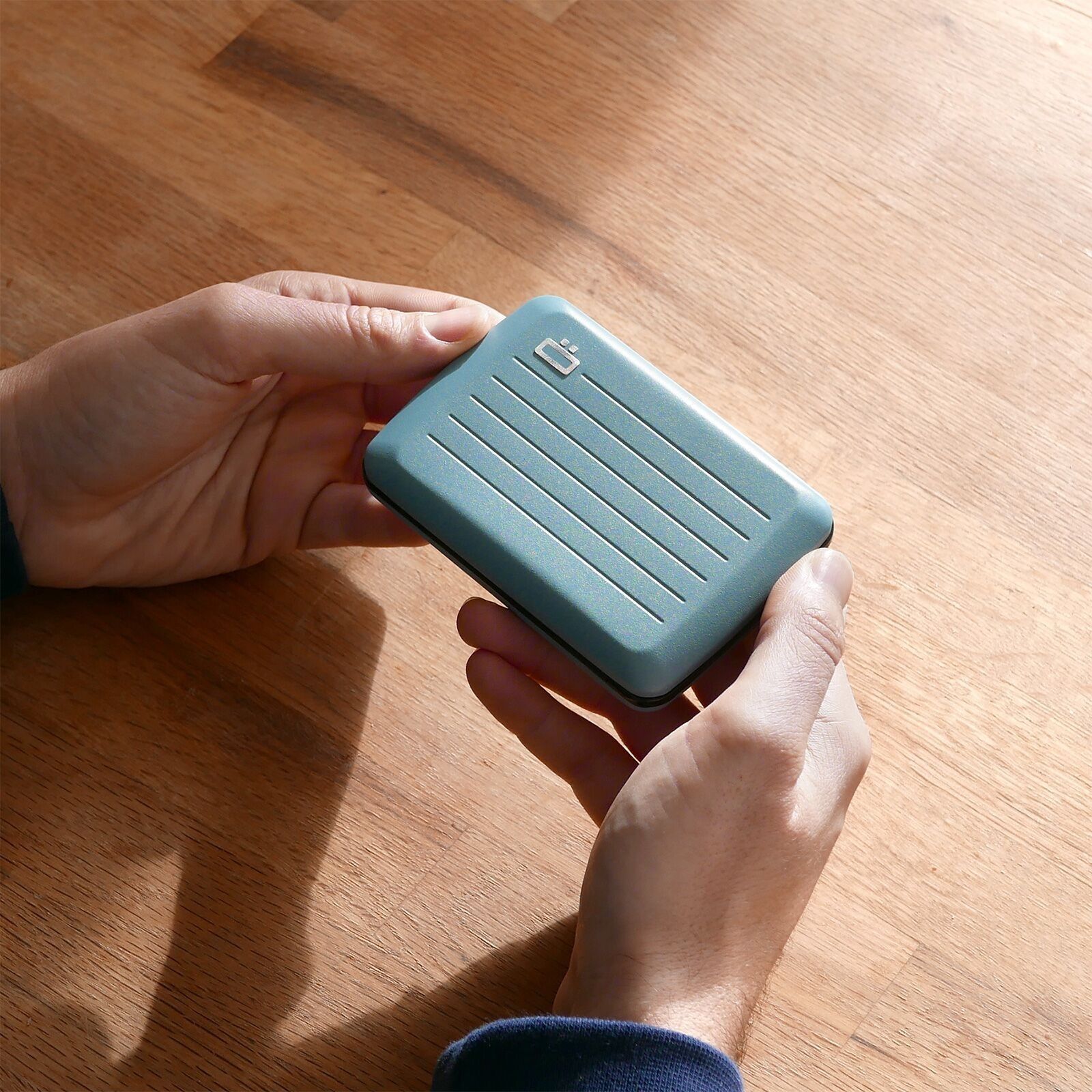 OSLO | Tarjetero de aluminio con acabado de pintura mate