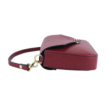 RB1023V | Petit sac à bandoulière avec bandoulière en chaîne amovible en cuir véritable fabriqué en Italie. Rabat de fermeture. Accessoires en métal Doré Poli - Coloris Rouge - Dimensions : 22 x 12 x 3 cm 4