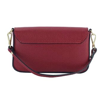 RB1023V | Petit sac à bandoulière avec bandoulière en chaîne amovible en cuir véritable fabriqué en Italie. Rabat de fermeture. Accessoires en métal Doré Poli - Coloris Rouge - Dimensions : 22 x 12 x 3 cm 5