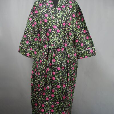 Bata de kimono larga de algodón con rosas rosadas sobre negro