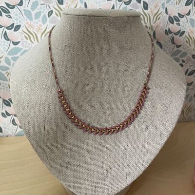 Halskette aus Miyuki-Perlen und rosa Blattwerk