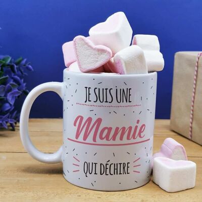 Tasse mit der Aufschrift „Oma, die rockt“ und 10 Marshmallows in Herzform – Geschenk für Oma
