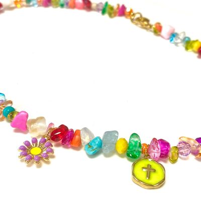 Collana multicolor con cristalli, pietre preziose, pere e charms