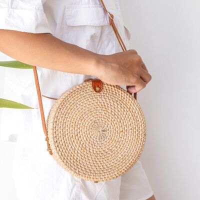 Runde Rattan Tasche beige Handgefertigte Crossbody Tasche mit Kunstlederriemen Umhängetasche Boho Bali Tasche SENJA (natur)