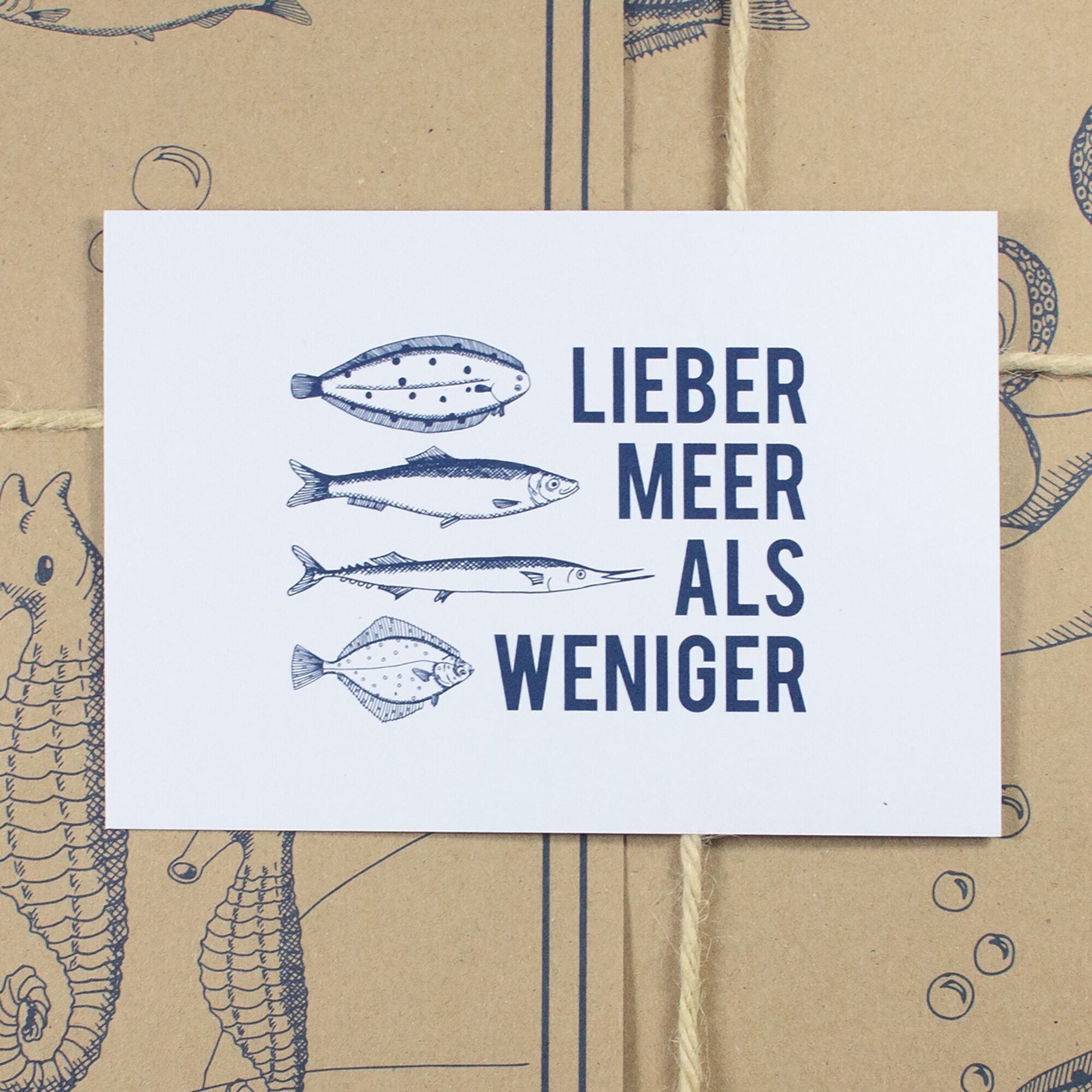 Cartolina marittima "Meglio il mare che il meno" realizzata in carta riciclata