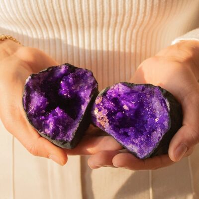 Geode di cristallo di quarzo viola
