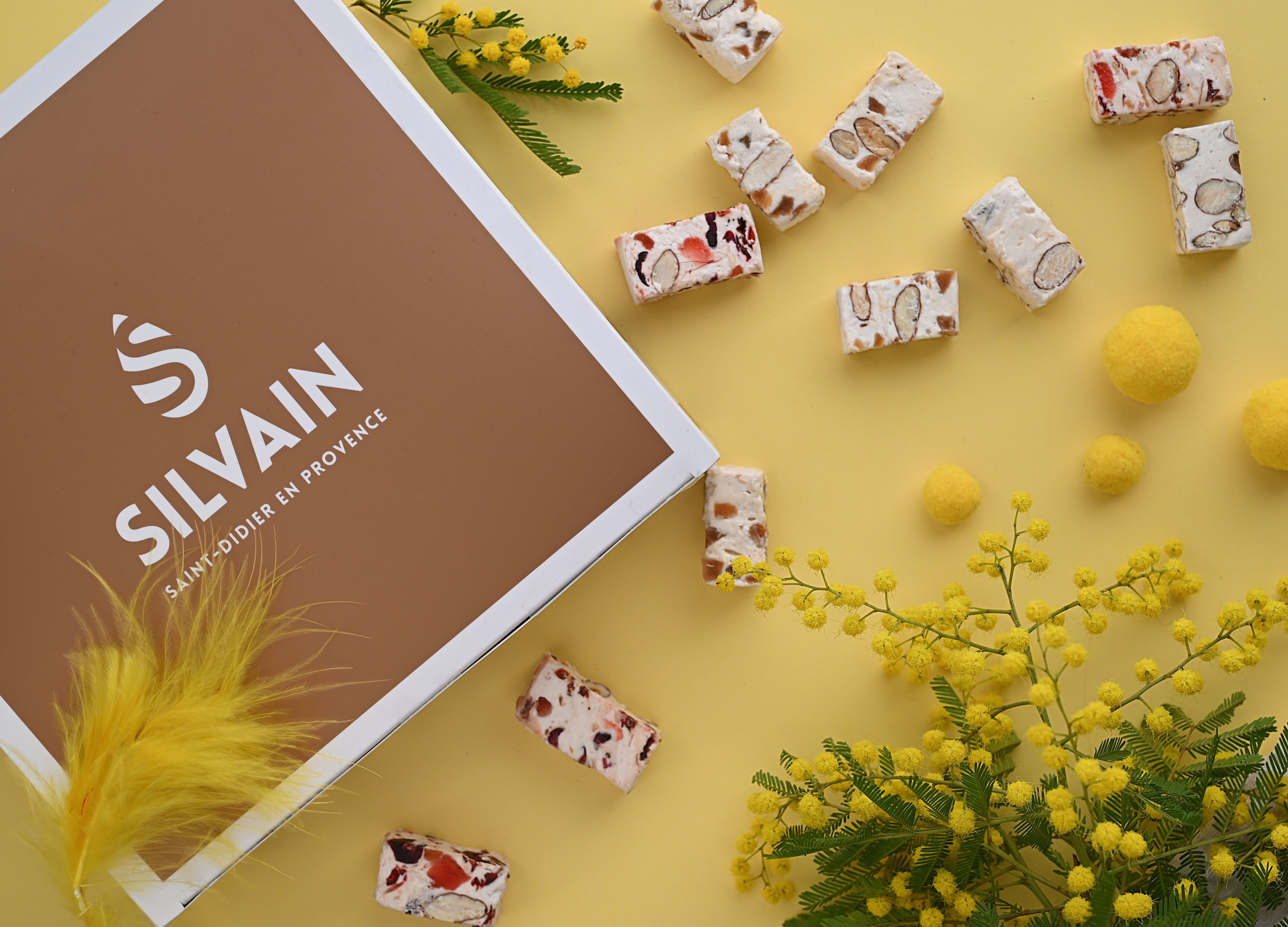 CAJA DE TURRÓN Y CHOCOLATE DE PASCUA