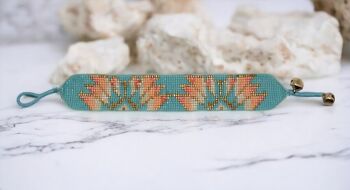 Bracelet perlé feuille de lotus aqua et pêche 2