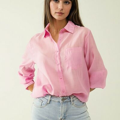 Camisa de gasa rosa de manga larga y un bolsillo en el pecho.
