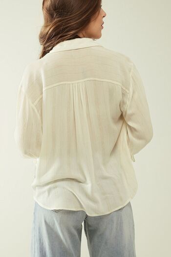camisa blanca clara avec cuello en v y detalles de rayas 2