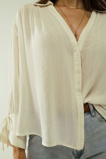 camisa blanca clara avec cuello en v y detalles de rayas 5