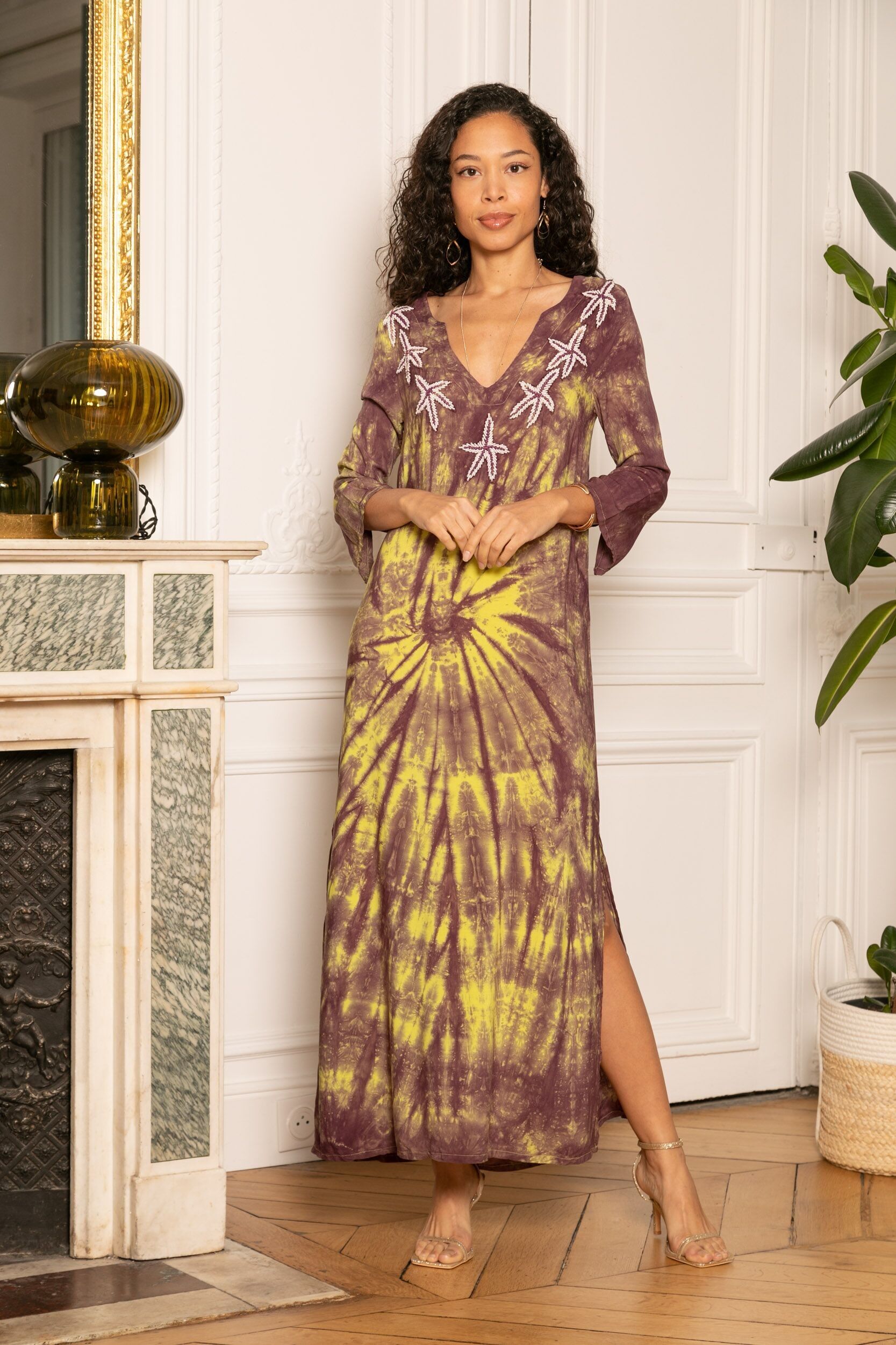 Abito lungo con scollo a V tie and dye e ricamo di stelle marine,