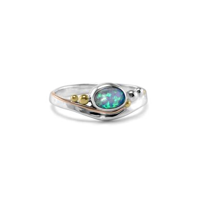 Anello con opale blu delicato fatto a mano con dettagli in oro 14kt