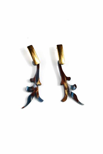Boucles d'oreilles en marbre marron, bleu et blanc : capturez l'essence des aurores boréales avec ces accessoires éblouissants 1