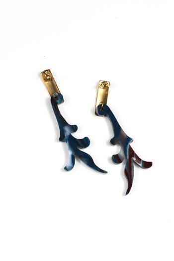 Boucles d'oreilles en marbre marron, bleu et blanc : capturez l'essence des aurores boréales avec ces accessoires éblouissants 2