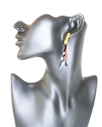 Boucles d'oreilles en marbre marron, bleu et blanc : capturez l'essence des aurores boréales avec ces accessoires éblouissants 4