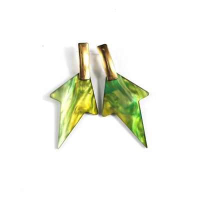 Boucles d'oreilles en marbre vert, jaune et doré : élégance et sérénité naturelles dans chaque paire de ces accessoires uniques