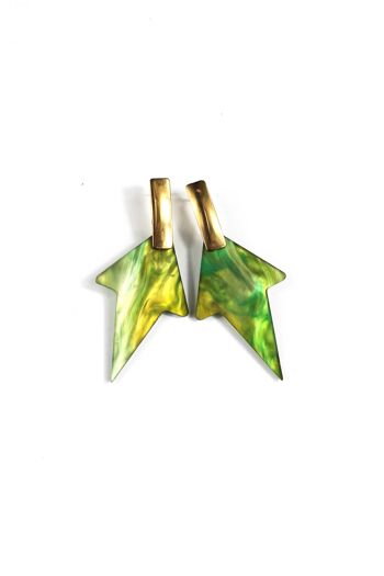 Boucles d'oreilles en marbre vert, jaune et doré : élégance et sérénité naturelles dans chaque paire de ces accessoires uniques 1