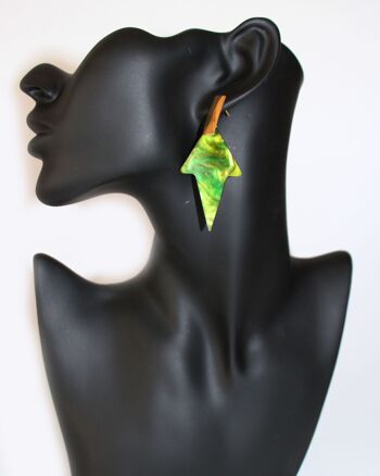 Boucles d'oreilles en marbre vert, jaune et doré : élégance et sérénité naturelles dans chaque paire de ces accessoires uniques 5